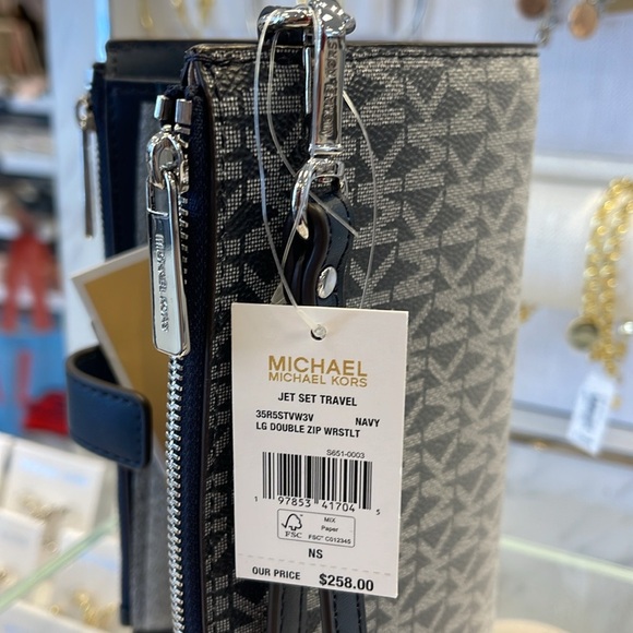 MICHAEL KORS
Jet Set Large Logo Signature Double-Zip Wristlet-Wallet-Phone Case - Picture 8 of 16